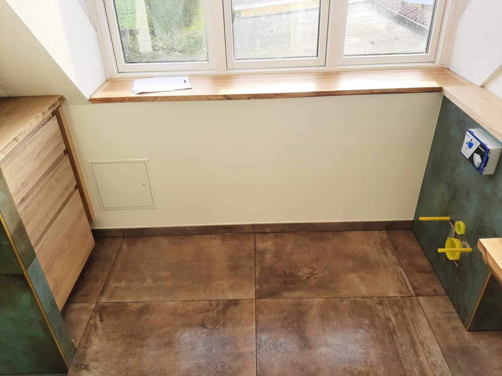 Badeværelse i Holbæk med fliser og klargjorte tilslutninger under renovering