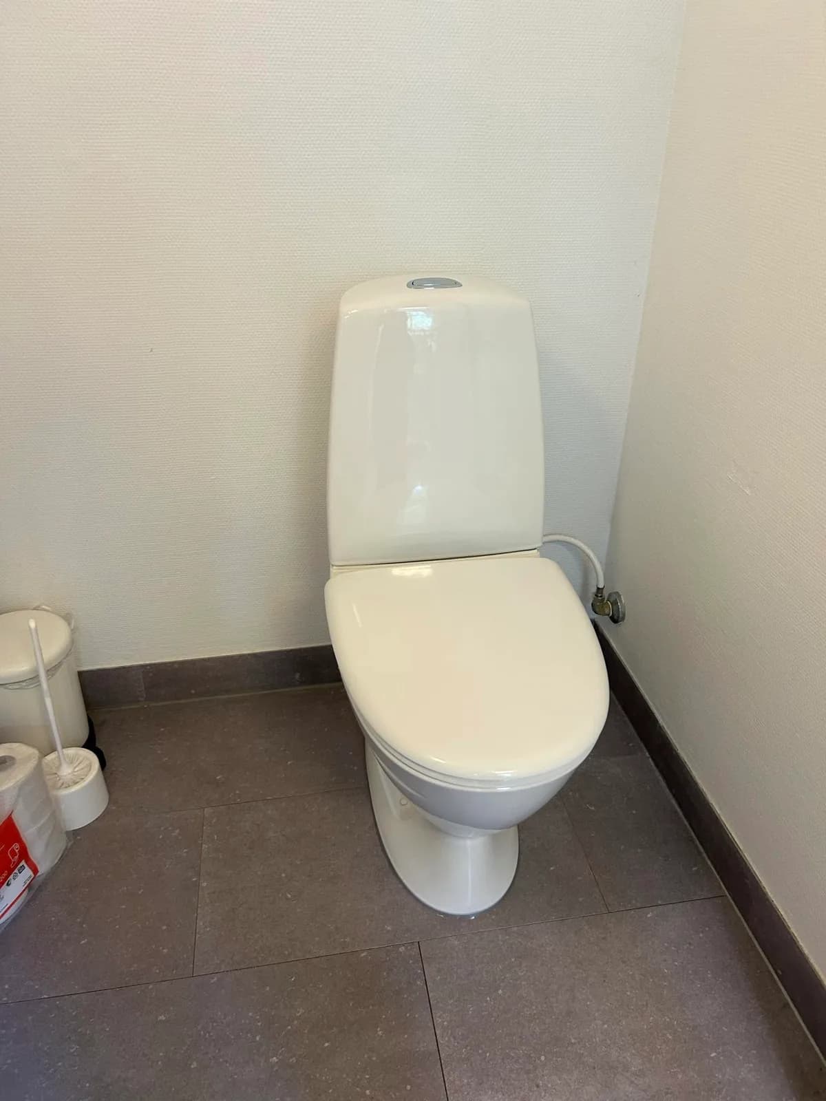 Nyt hvidt gulvstående toilet med tilslutning ved væggen